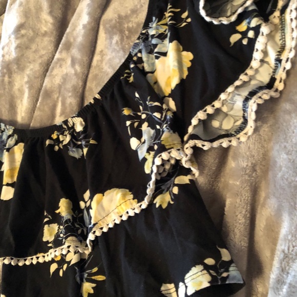 💚5 for $30 if you bundle Ruffled off the shoulder crop top - Picture 2 of 5